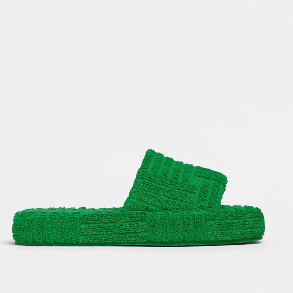 Bottega Veneta resort sponge pool slide size 40